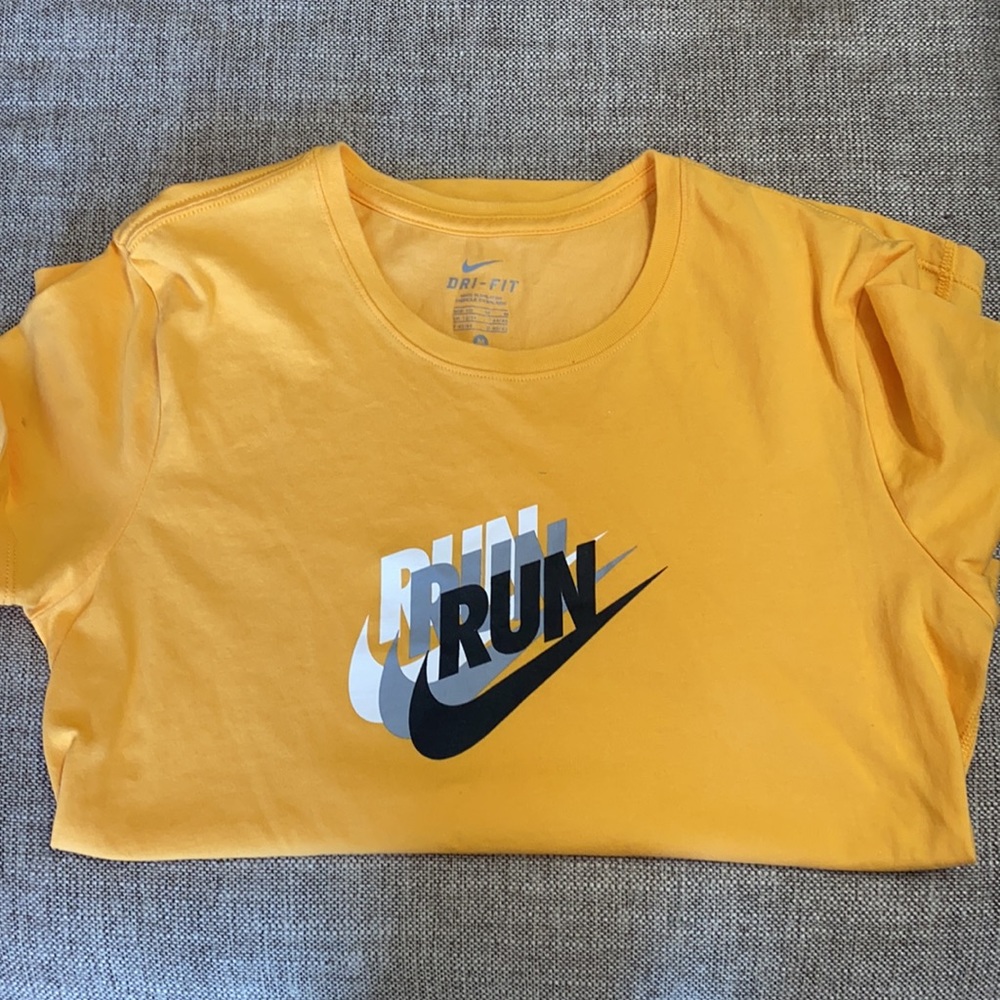 4 workout tops 2 Under Armour 2 Nike - Picture 2 of 5